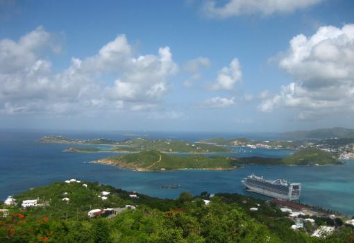 Panorámica de la isla de St Thomas con el Caribbean Princess